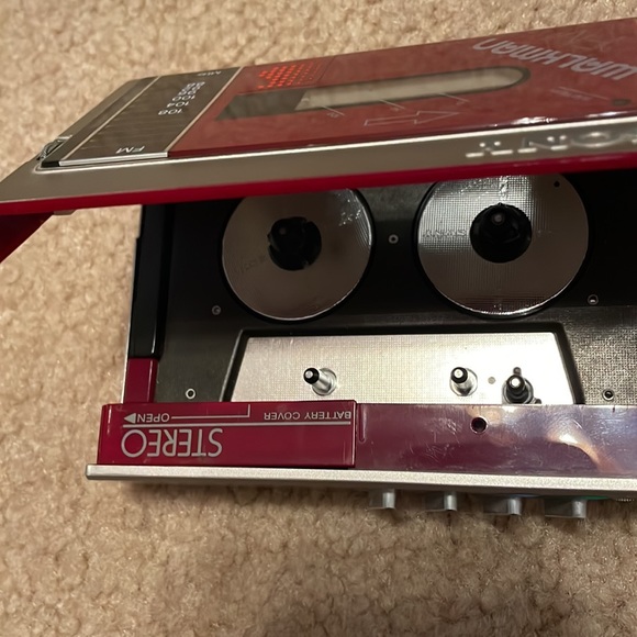 VERY rare Sony walkman F10, smallest cassette player made - Picture 7 of 8